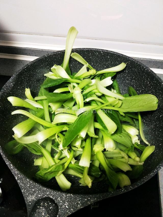 倒入鸡毛菜。