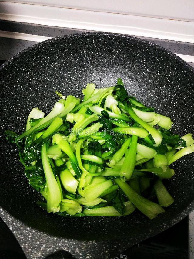 翻炒是每片叶子均匀受热变色。