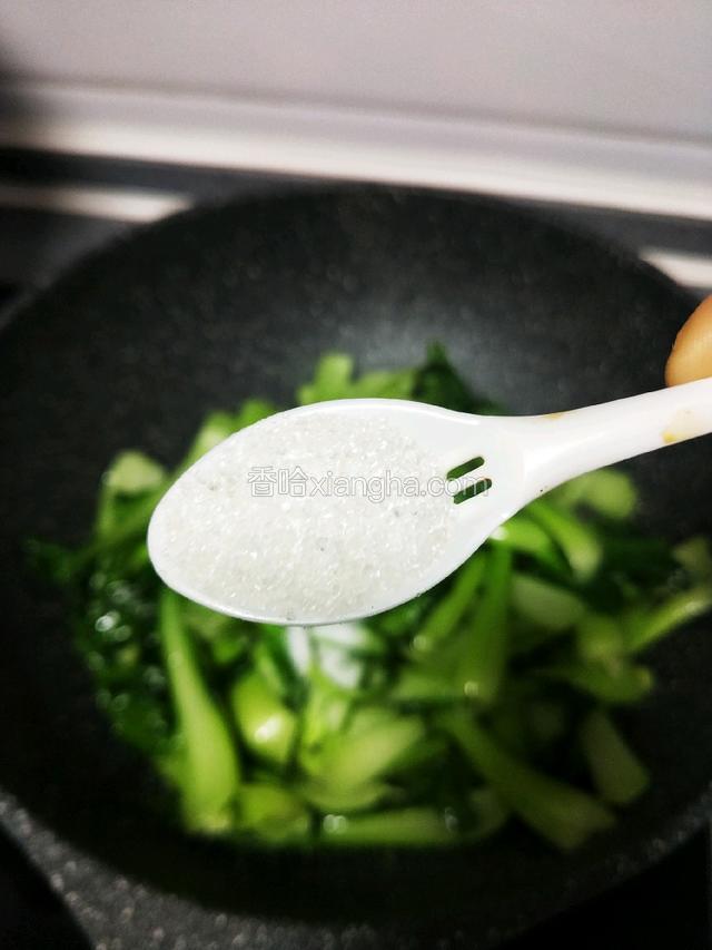 一勺白糖调味。