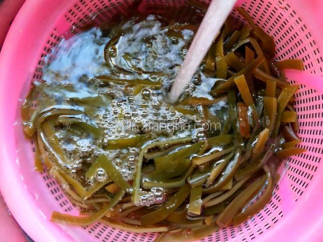 捞出用凉水冲洗。