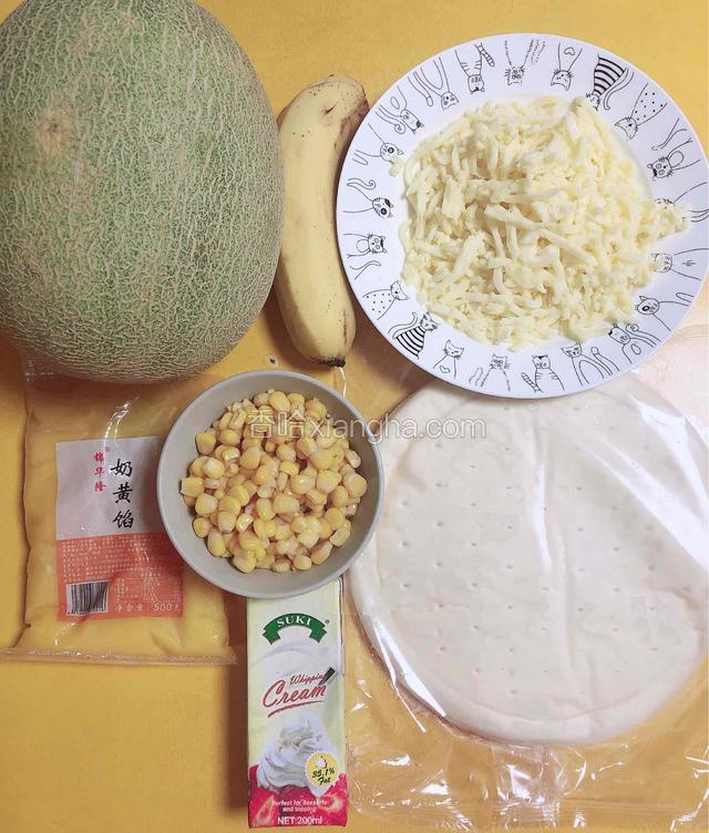 准备好食材。哈密瓜、披萨饼底、玉米粒、香蕉、奶黄馅、淡奶油、芝士碎。