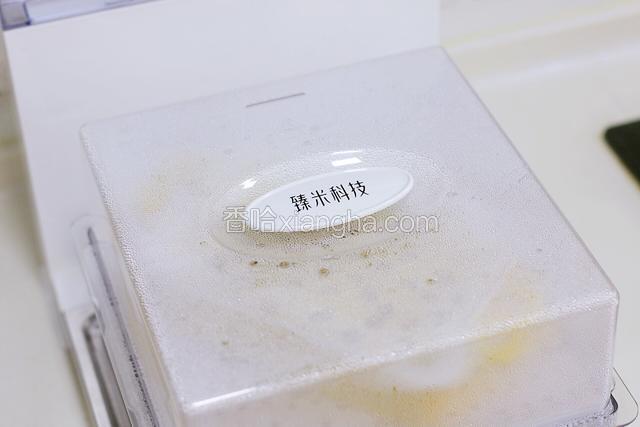预热2分钟，放入马拉糕面糊蒸30分钟。