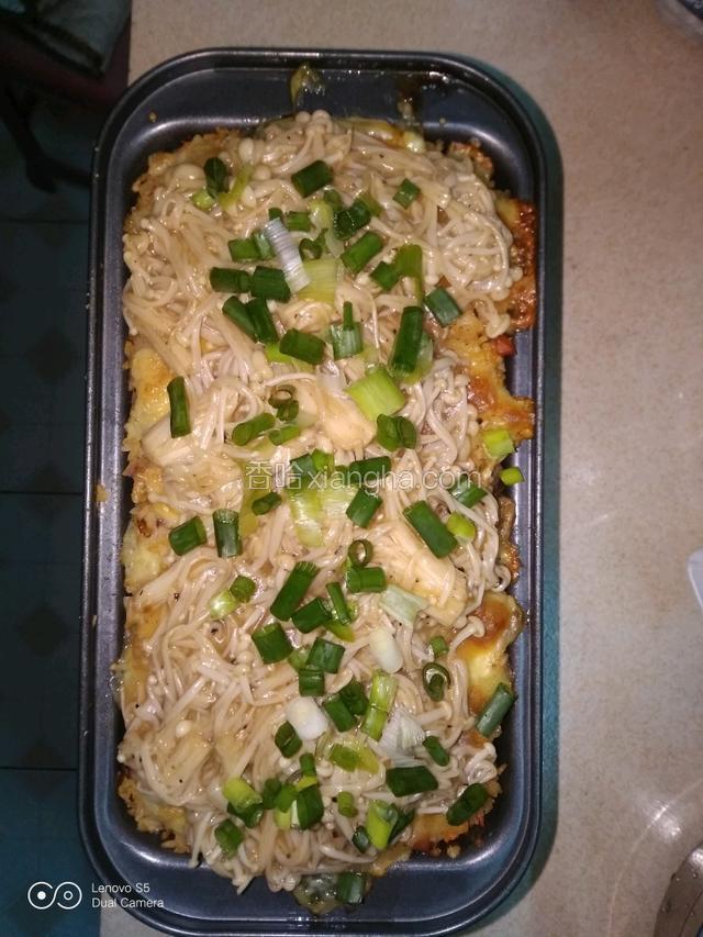 
铺上金针菇和撒葱