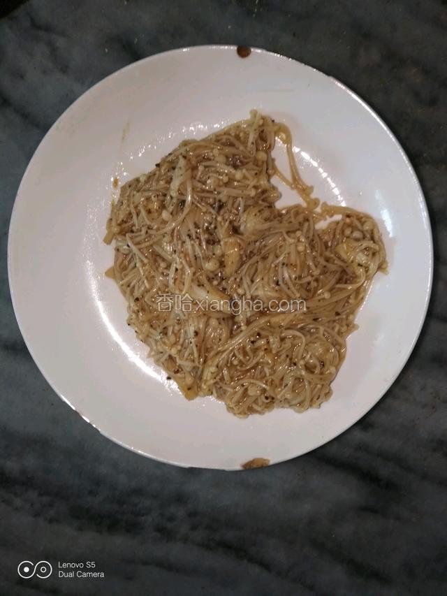 
倒入金针菇和胡椒粉翻炒至酱汁完全粘稠