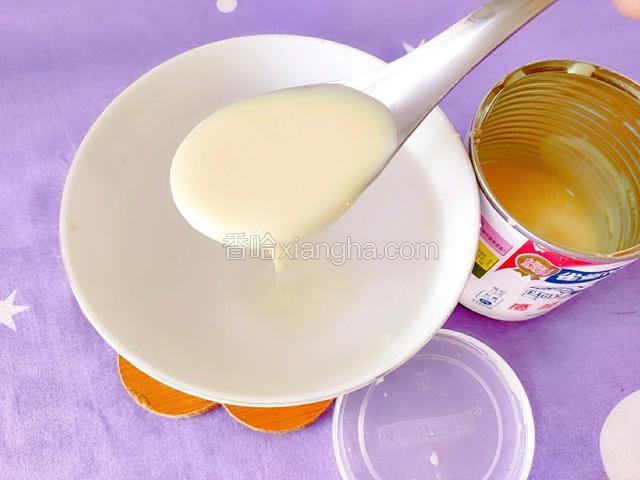 加入10克炼乳，搅拌均匀