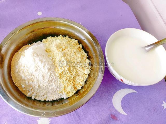 在一盆中倒入60克黄豆面、150克小麦粉、2克酵母粉