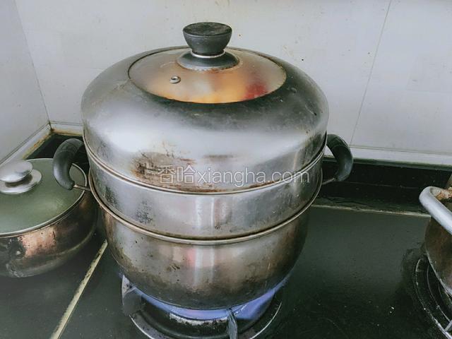 锅中倒入适量水，把蒸碗放入蒸格中，大火蒸半个小时，再焖五分钟