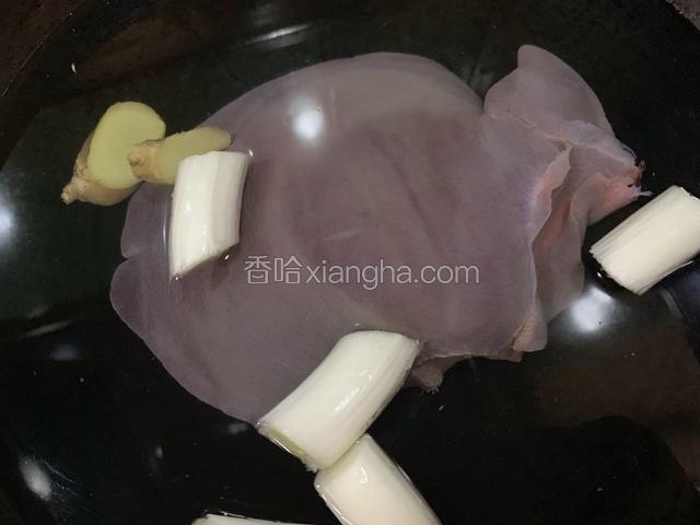 锅中注入没过猪肝的清水，加入姜片，料酒大火烧开
