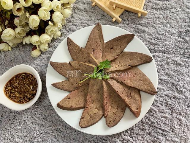 容器中加入适量鲜味酱油，醋，蒜末，香油搅拌均匀吃的时候蘸料汁味道好极了。
