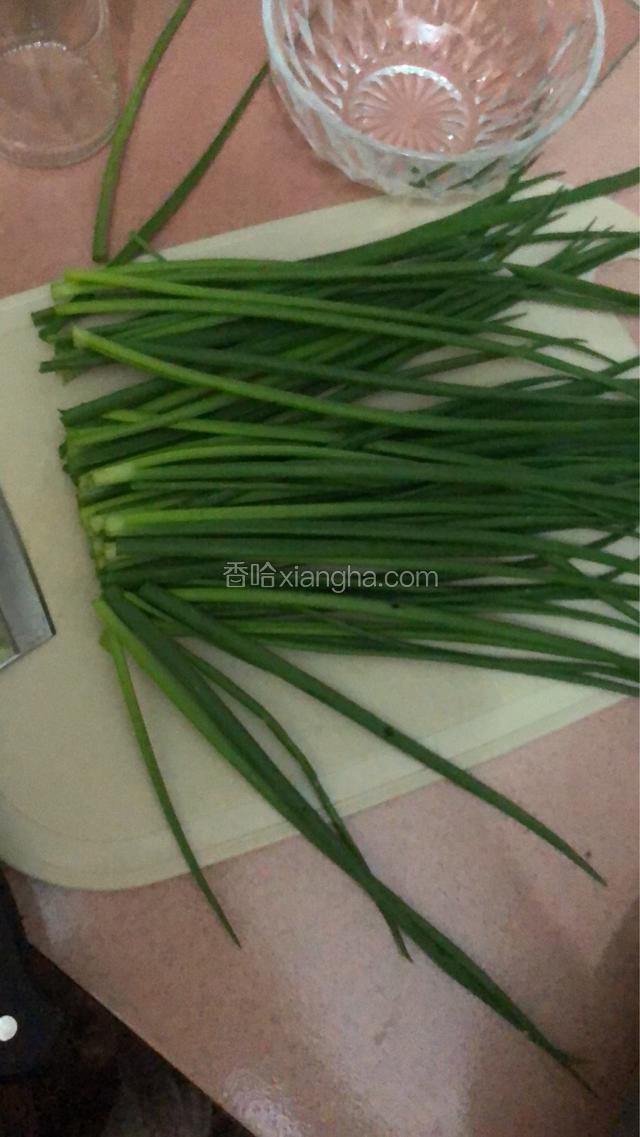 葱洗净，沥干水（为了炸起来更方便）去葱白