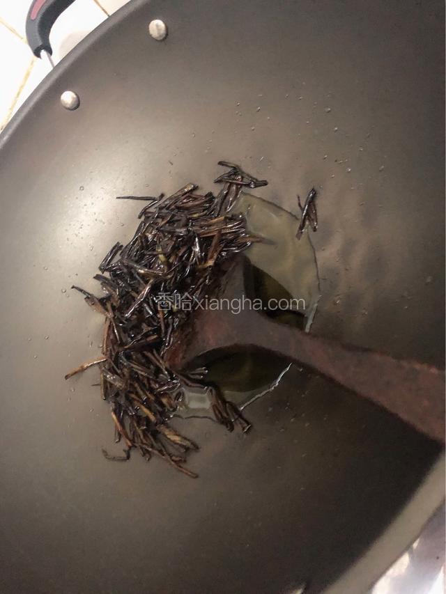 炸制黑色，葱段捞起（不要丢）找个储物碗装起来，带盖子密封那种