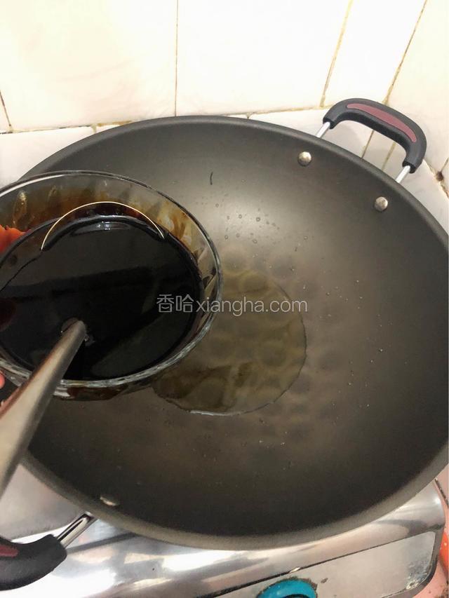 另一边，刚刚的继续小火加热，加入刚调好的酱汁，小火慢煮