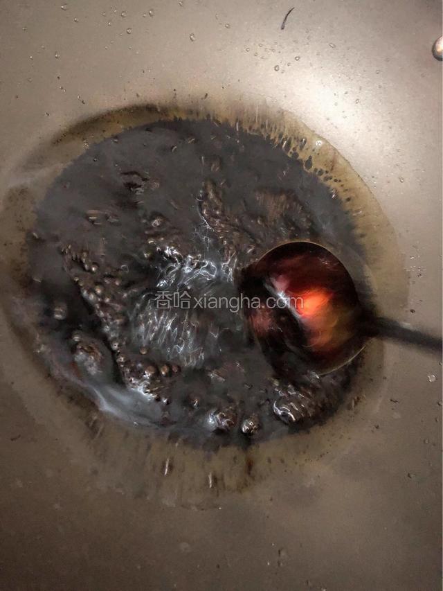 煮到所有酱汁冒泡泡（大概3-5分钟最好）关火。同样用碗装起来，放凉后密封起来放入冰箱（常温可以放一周内，冰箱内可以放哦一个月，记得一定要密封，建议尽早食用）想吃的时候就拿出来拌
