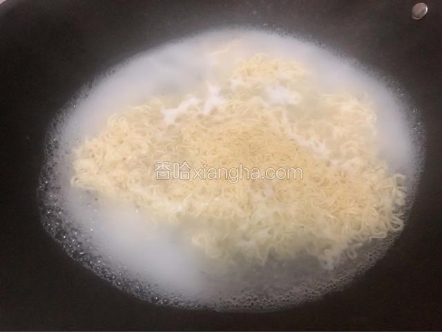 深夜的我忍不住了，加水，水开下面，爱吃什么面加什么面，面熟捞起