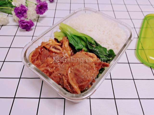 将米饭，牛仔骨，小青菜全部盛入饭盒即可