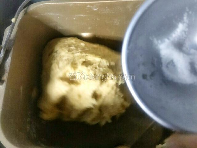 揉至面粉成团的时候加入盐，继续开启揉面程序30分钟左右。