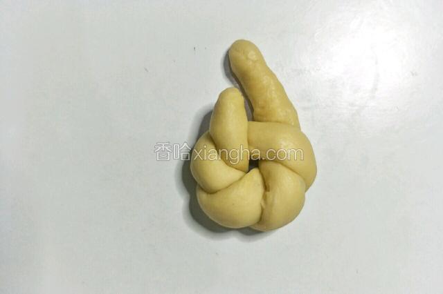 然后缠绕第二圈，如图所示。