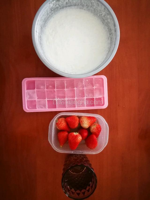 开始做芝士莓莓。材料准备，奶盖，草莓，冰块，茉莉花茶。芝士莓莓由三部分构成:奶盖，草莓沙冰，草莓茉莉花茶。