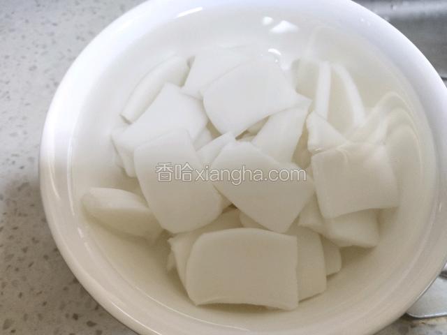 年糕提前在水中浸泡(5－10分钟)