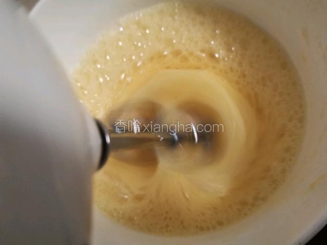 用打蛋器打发鸡蛋