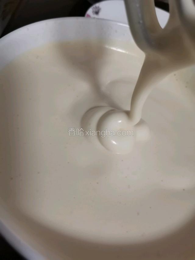 打至蛋液发白，提起打蛋器，蛋液慢慢滑落即可