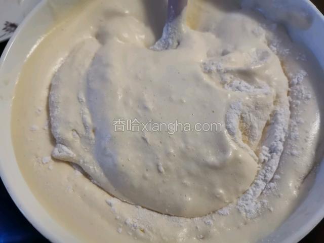 鸡蛋糊打好后，分多次加入过筛的面粉，用刮刀翻搬均匀