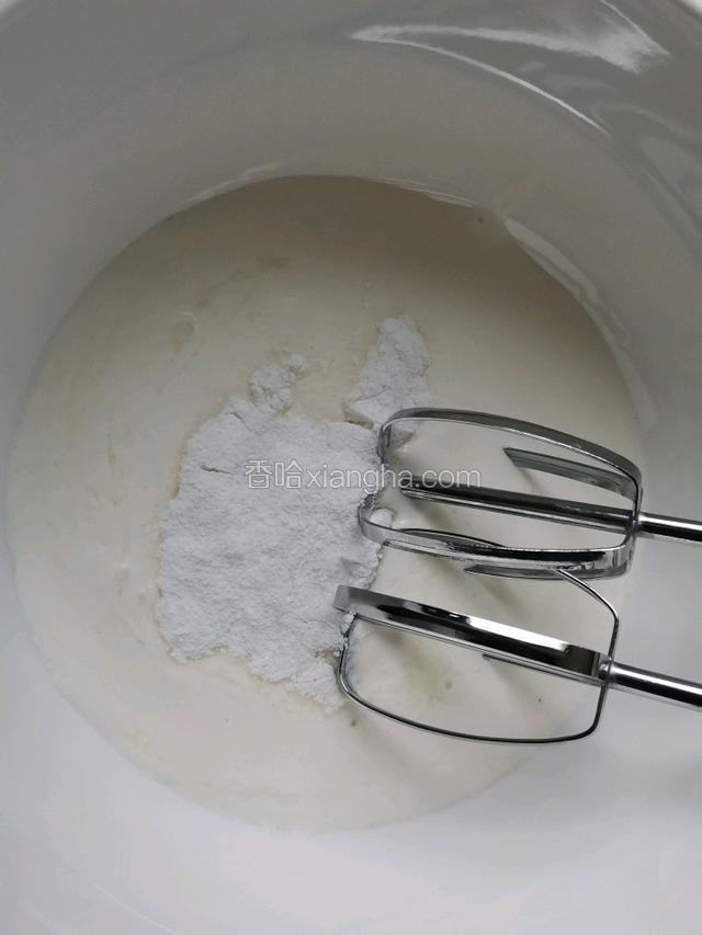 另外取一个无水无油的碗，加入奶油和40克糖粉