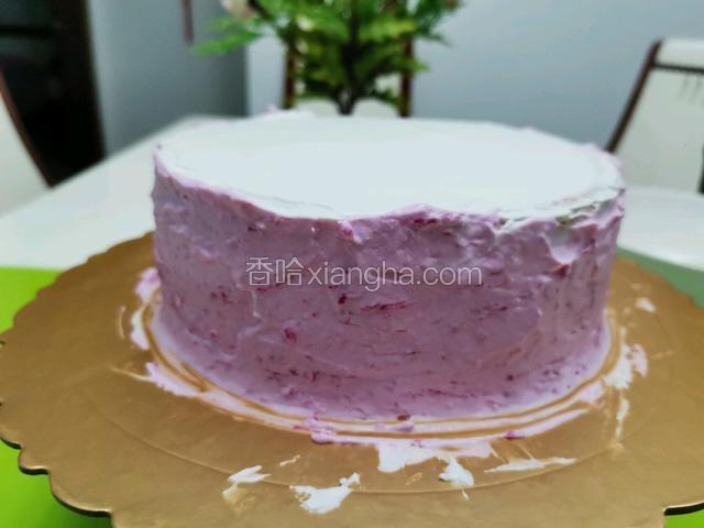 蛋糕胚做了4个，在每一层涂上奶油，用一部分奶油混合火龙果汁，涂抹在蛋糕周围，蛋糕表面涂上白色奶油，呵呵，有点儿不太平滑