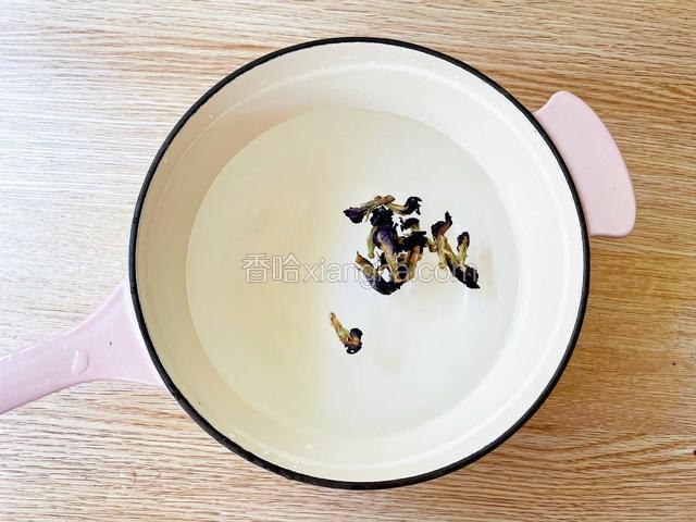 锅中加入清水+蝶豆花