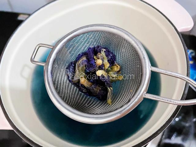 捞出蝶豆花