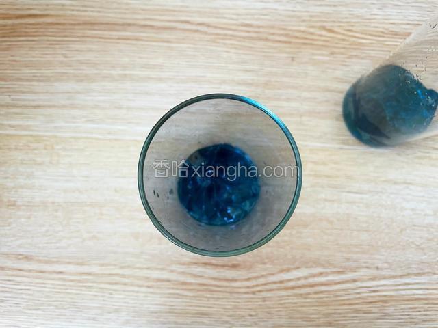 杯中依次加入蓝色果冻