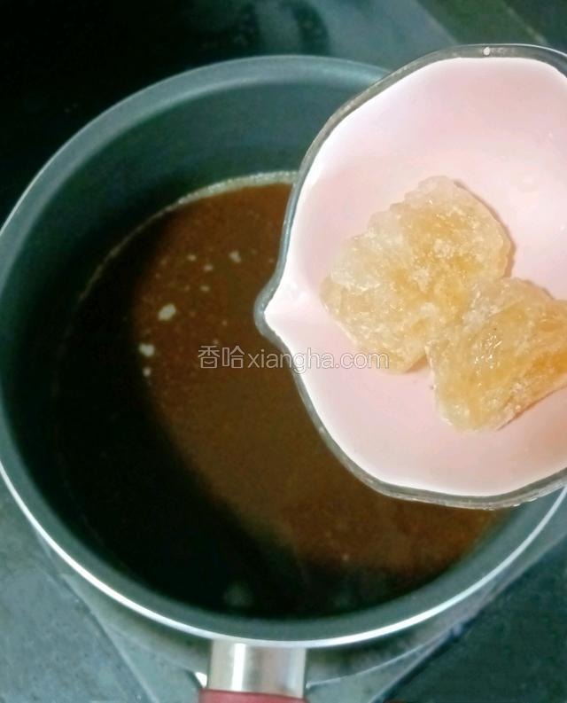 加入黄冰糖，中火烧开后转小火熬煮大概半小时