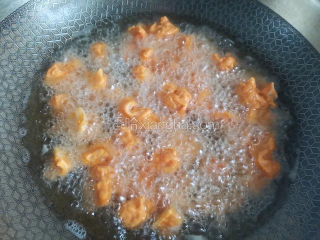 锅烧油下入骨肉相连，小火炸