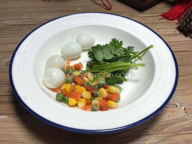 备好鹌鹑蛋、香菜碎，彩蔬