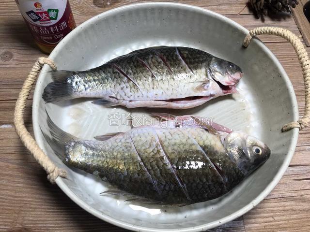 腌制好的喜头鱼洗净盐水，搽干水分