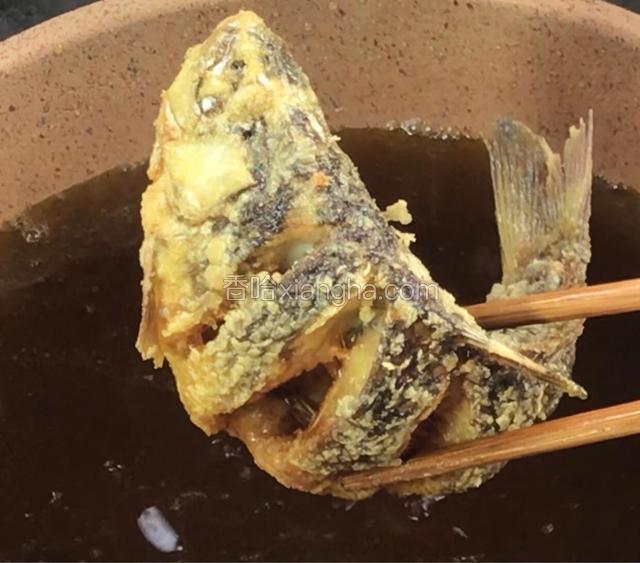 炸至金黄色捞出，沥油