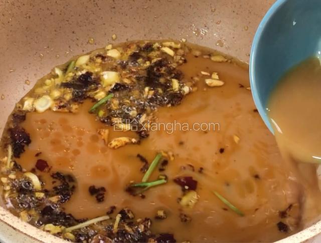 倒入刚调好的料子，拌匀至沸腾