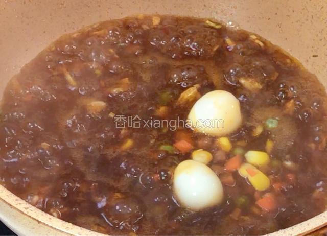 加入鹌鹑蛋和彩蔬，拌匀煮沸