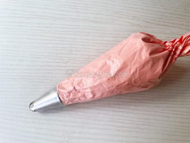 其余的加入红丝绒液，打发均匀，装入裱花袋