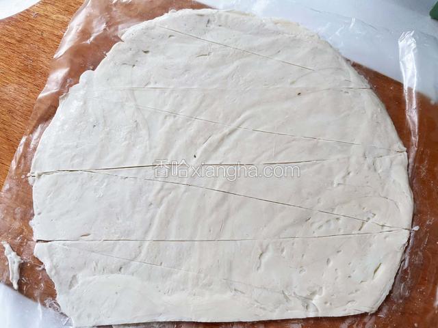 手抓饼无需解冻，切成长条三角状