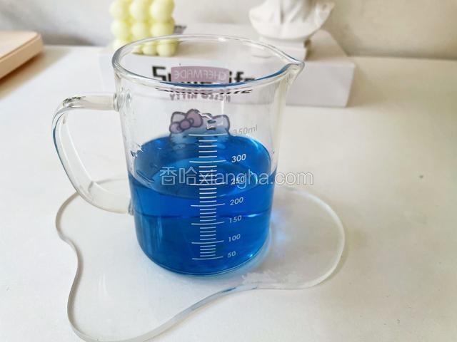 泡出蓝色后捞出蝶豆花