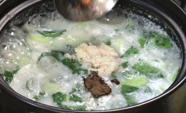 加入盐、胡椒粉和猪油，拌匀