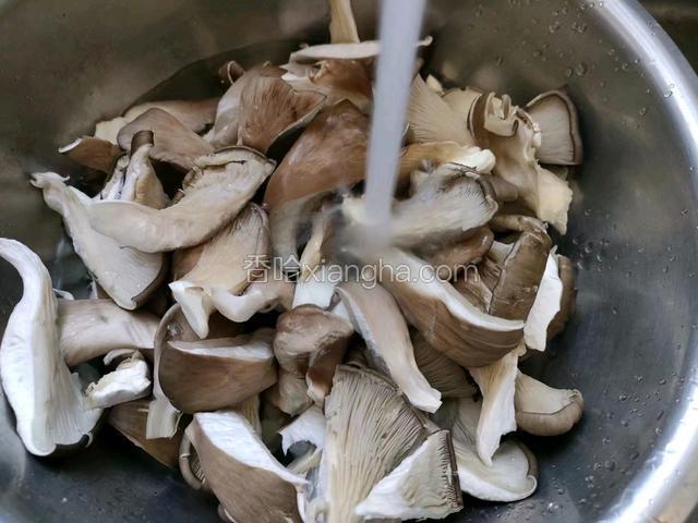 蘑菇加一茶匙盐和清水浸泡10分钟，再冲洗一遍。