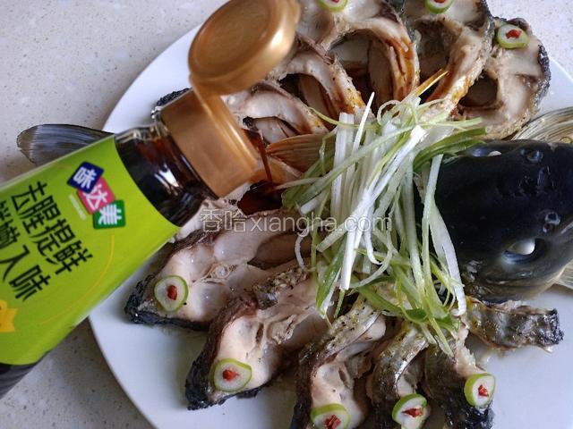 淋上适量蒸鱼豉油。