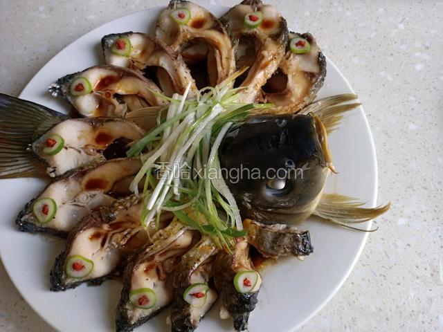 最后锅中加入适量油，下几粒花椒，烧热至冒烟，挑出花椒，将热油泼在葱丝上，孜出香味。