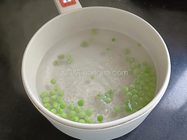 倒入青豆之后汆烫2分钟捞出