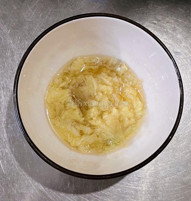 蒜瓣捣成泥，可以根据自己的口味调节用量，锅内倒油加热后淋入蒜泥备用。