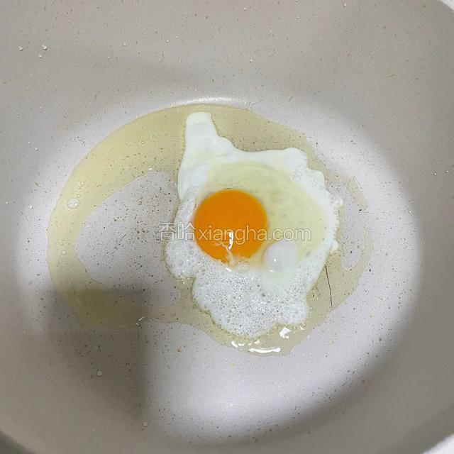 锅中加入适量油烧热加入鸡蛋