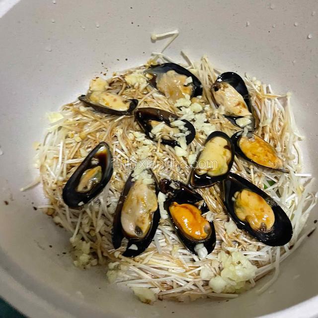 铺上一层蒜末