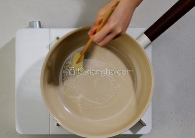 锅中融化黄油。